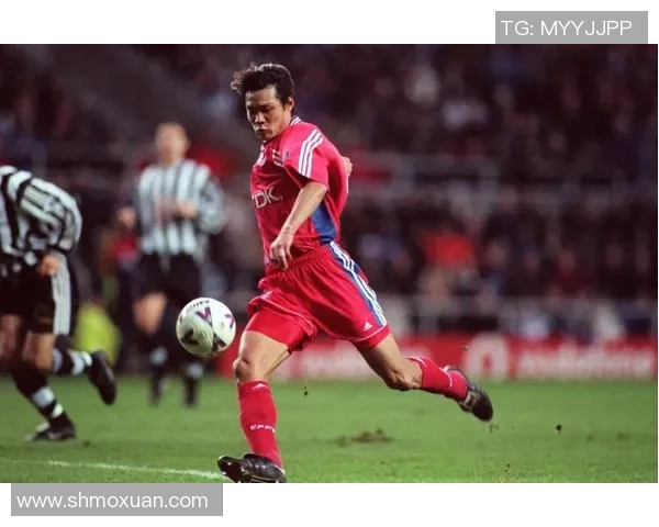 足球明星在赛场上背负对手的压力勇敢奔跑展现无畏精神与奋斗决心